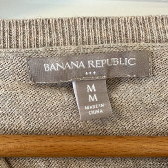 BANANA REPUBLIC beige split back lightweight knit sweater - Picture 2 of 4